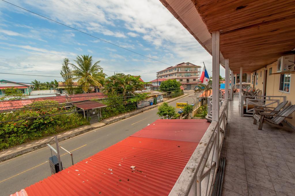 Hotel Posada Los Delfines Bocas del Toro Exteriör bild