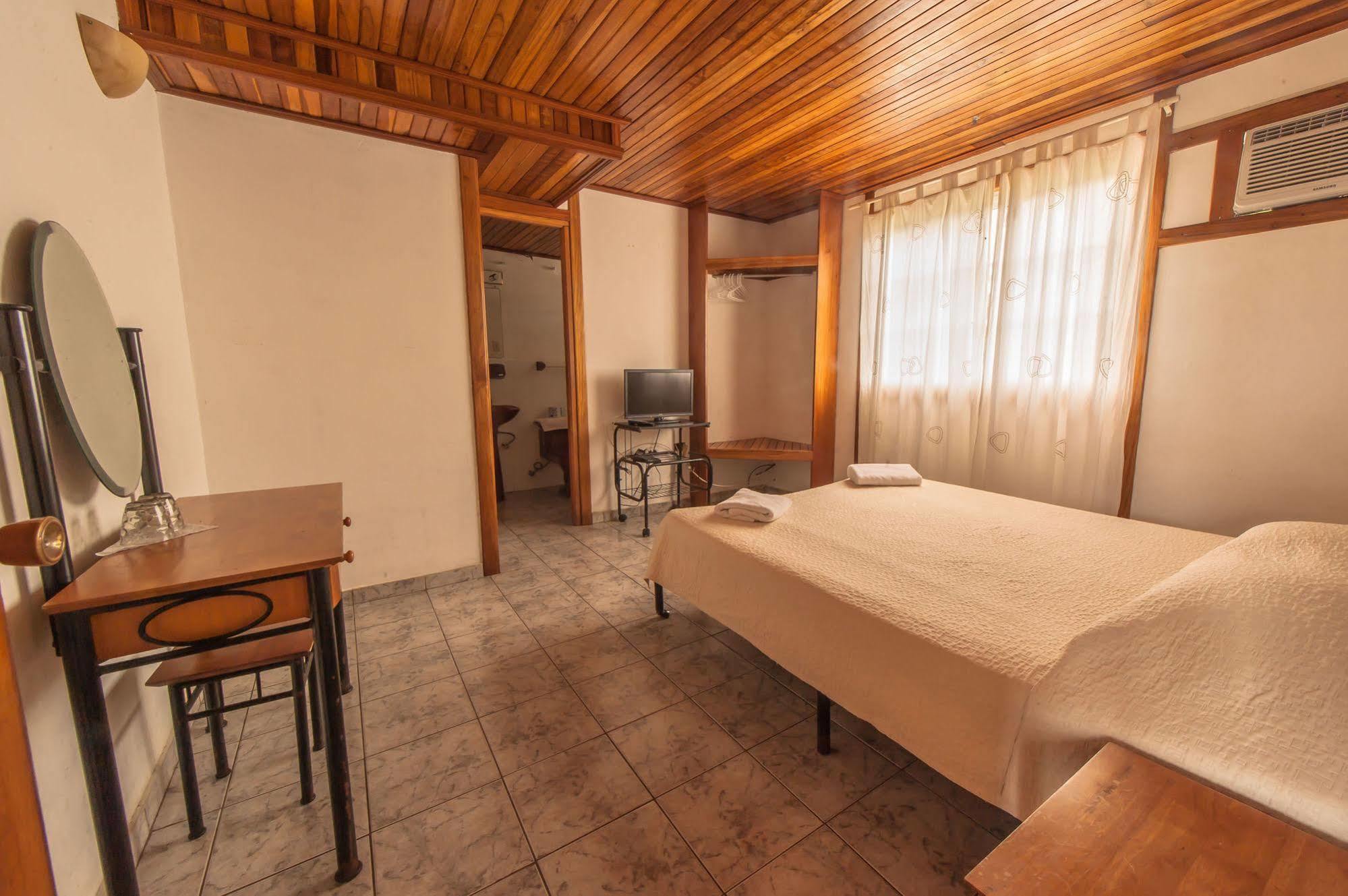 Hotel Posada Los Delfines Bocas del Toro Exteriör bild